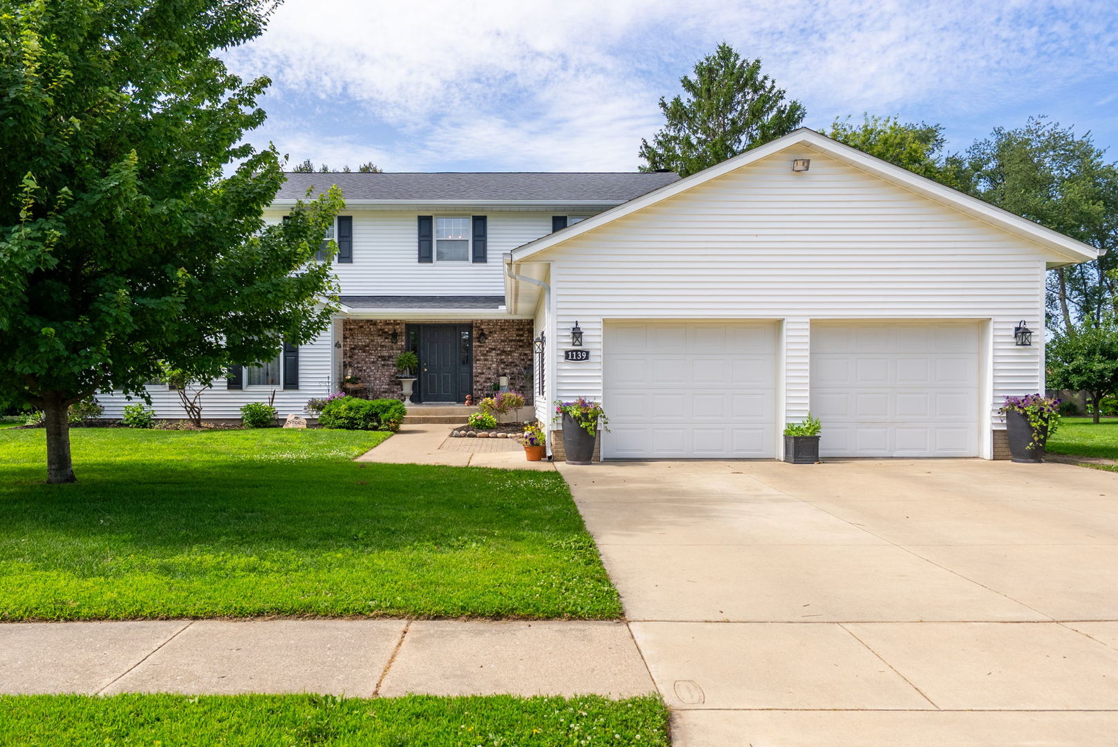 1139 Brookview Drive Property Photo 1