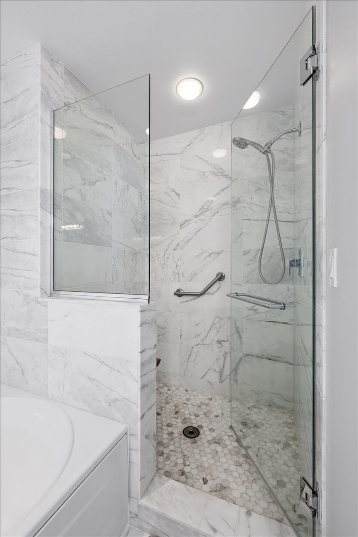 1201 S Prairie Avenue 803 Property Photo 17