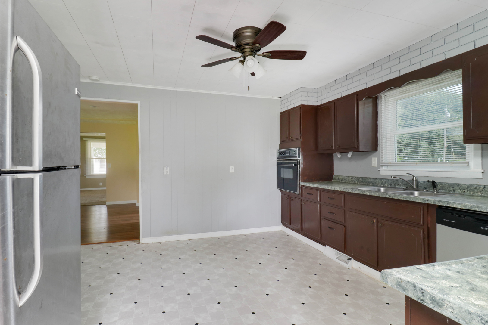 120 E Main Street Property Photo 9