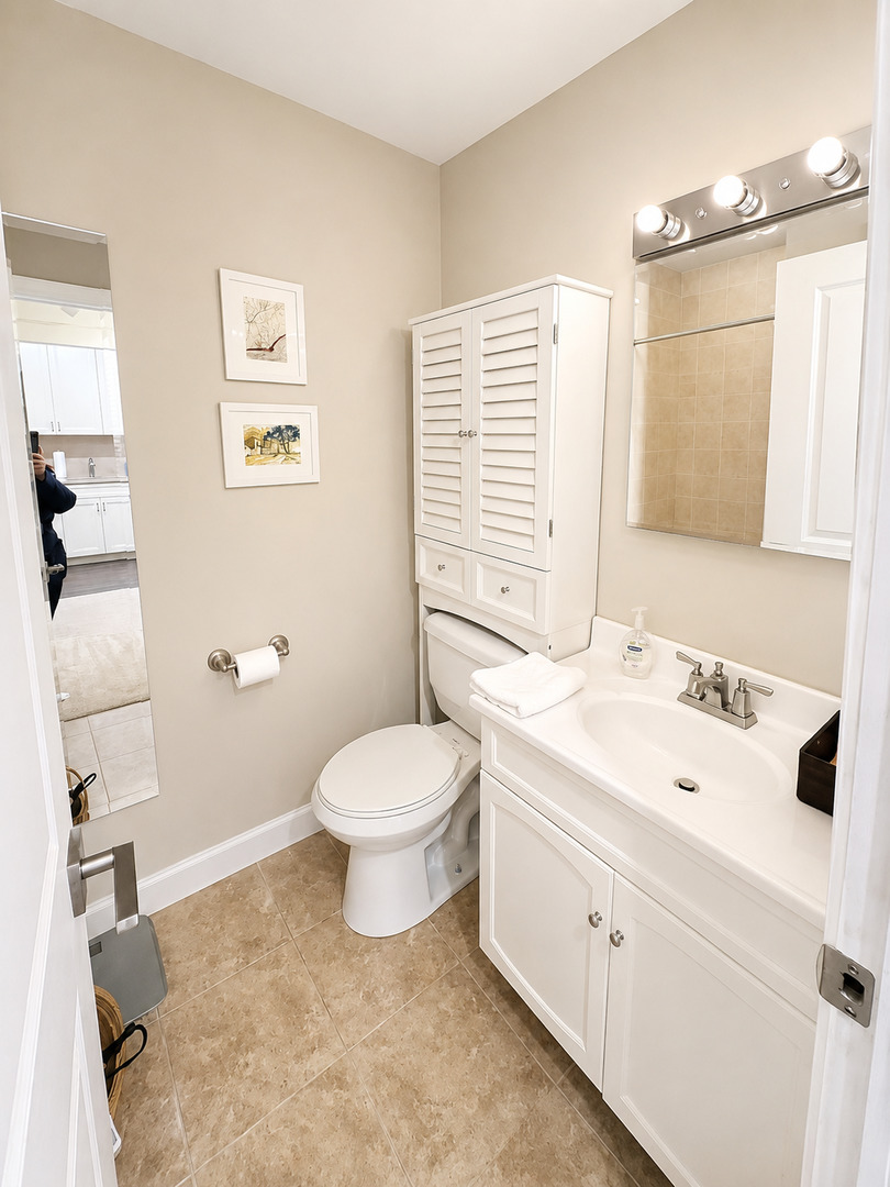 642 N Dearborn Street 4 Property Photo 8