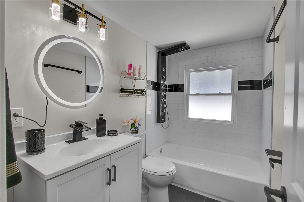 11412 S King Drive Property Photo 13