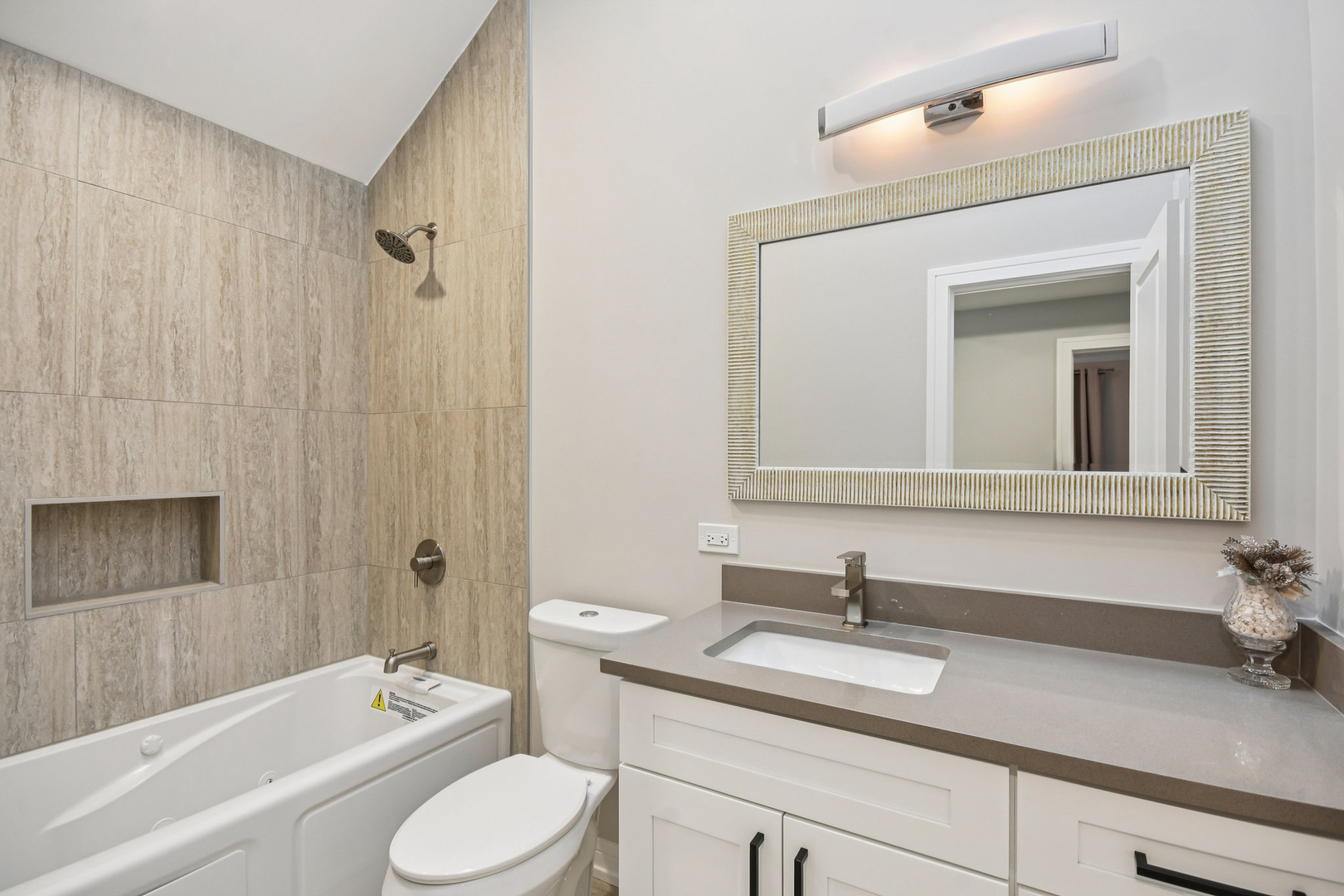 8200 S Normandy Avenue Property Photo 25
