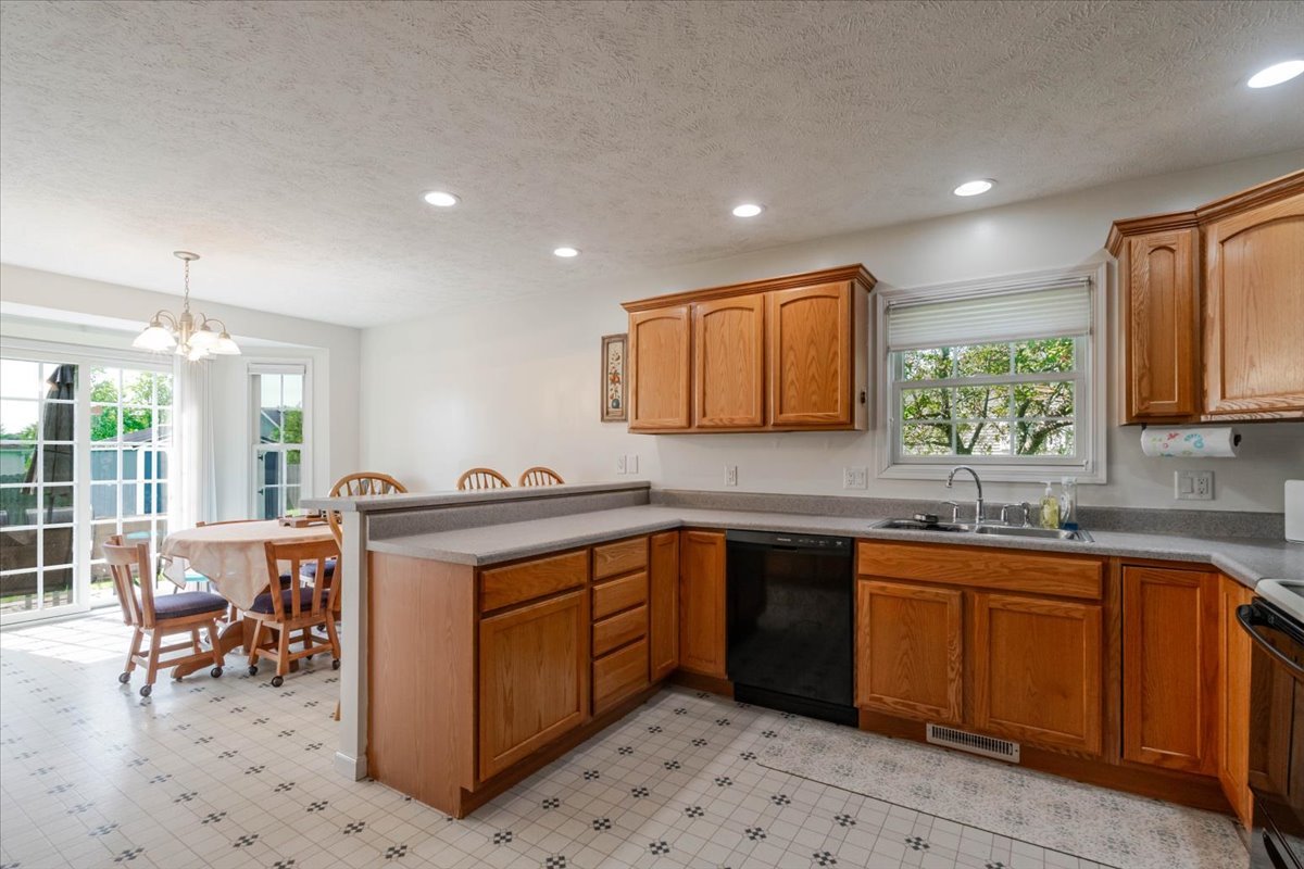 412 Sunset Drive Property Photo 8