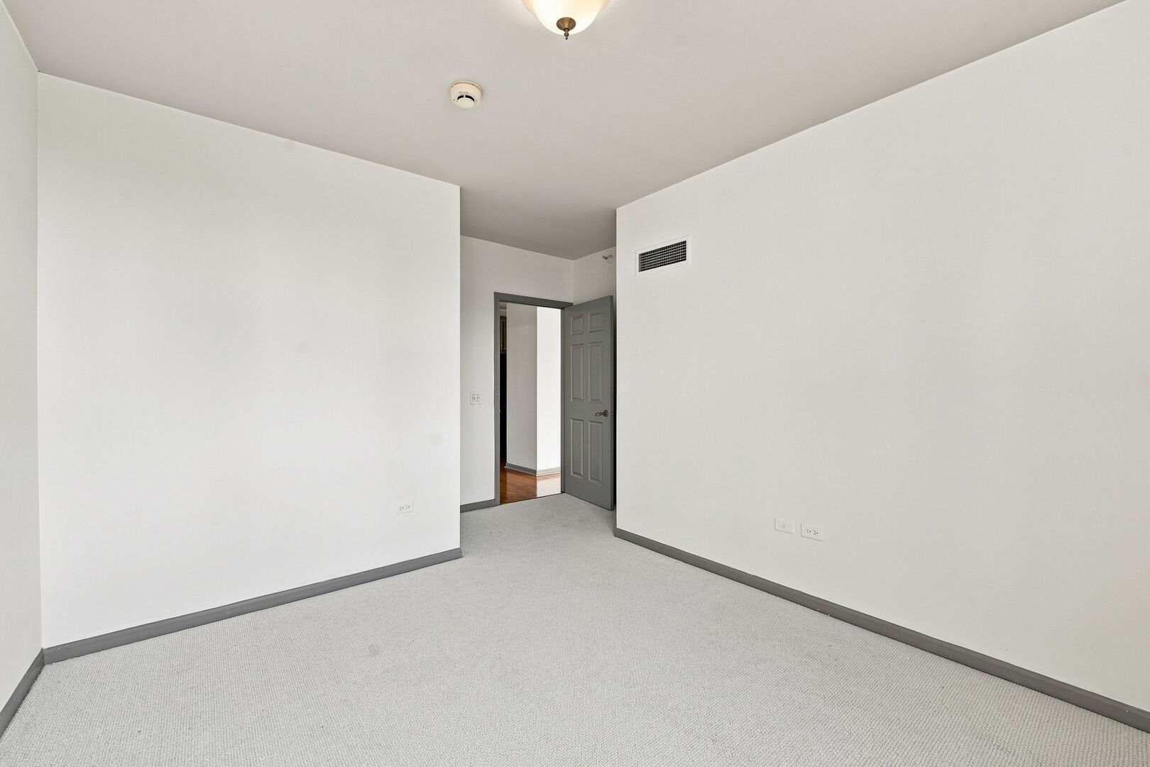 635 N Dearborn Street 902 Property Photo 17