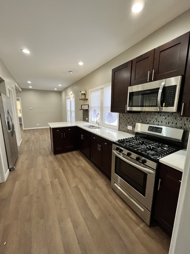 893 Greenbay Avenue Property Photo 2