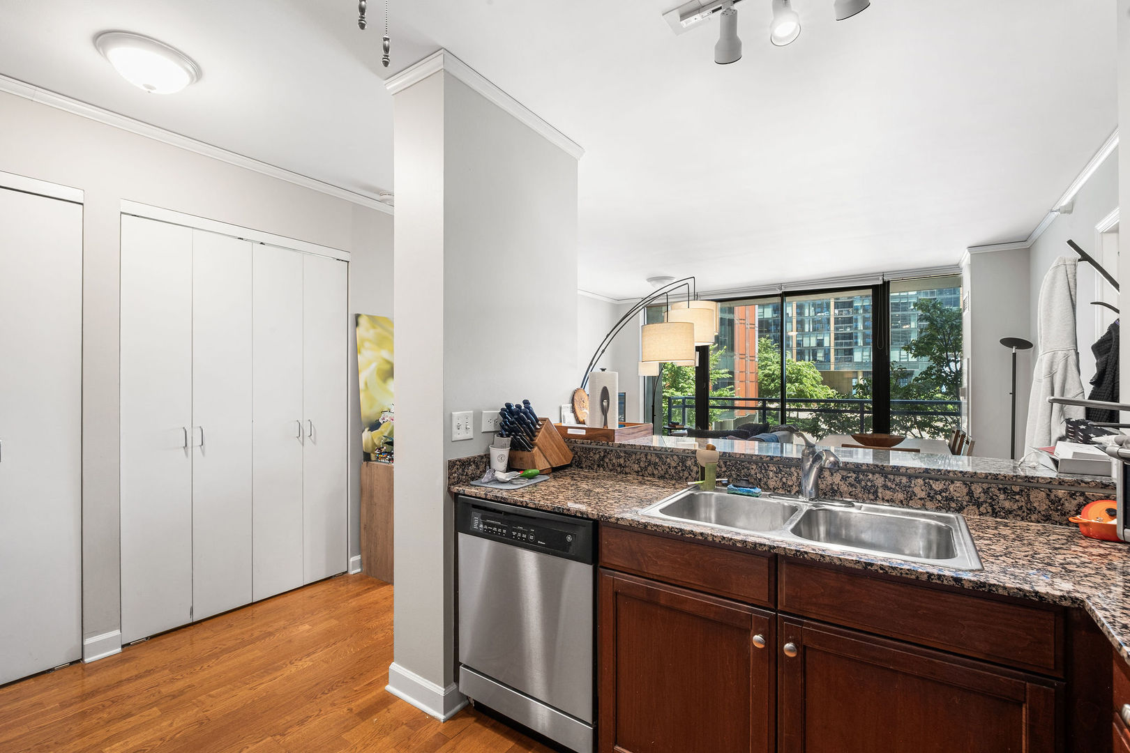 201 N Westshore Drive 604 Property Photo 7