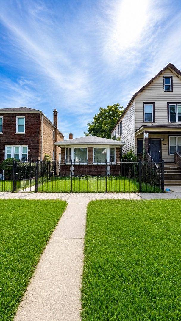 8635 S Burnham Avenue Property Photo 1