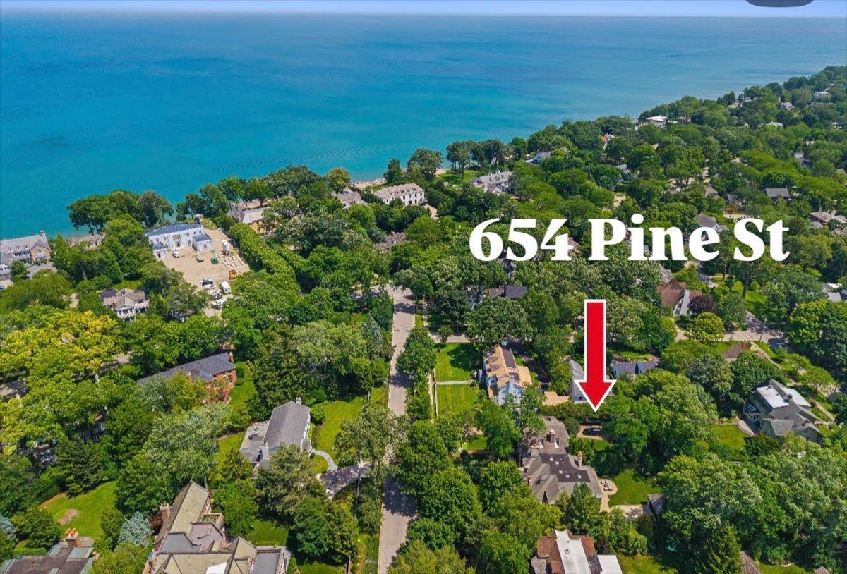 654 Pine Street Property Photo 3