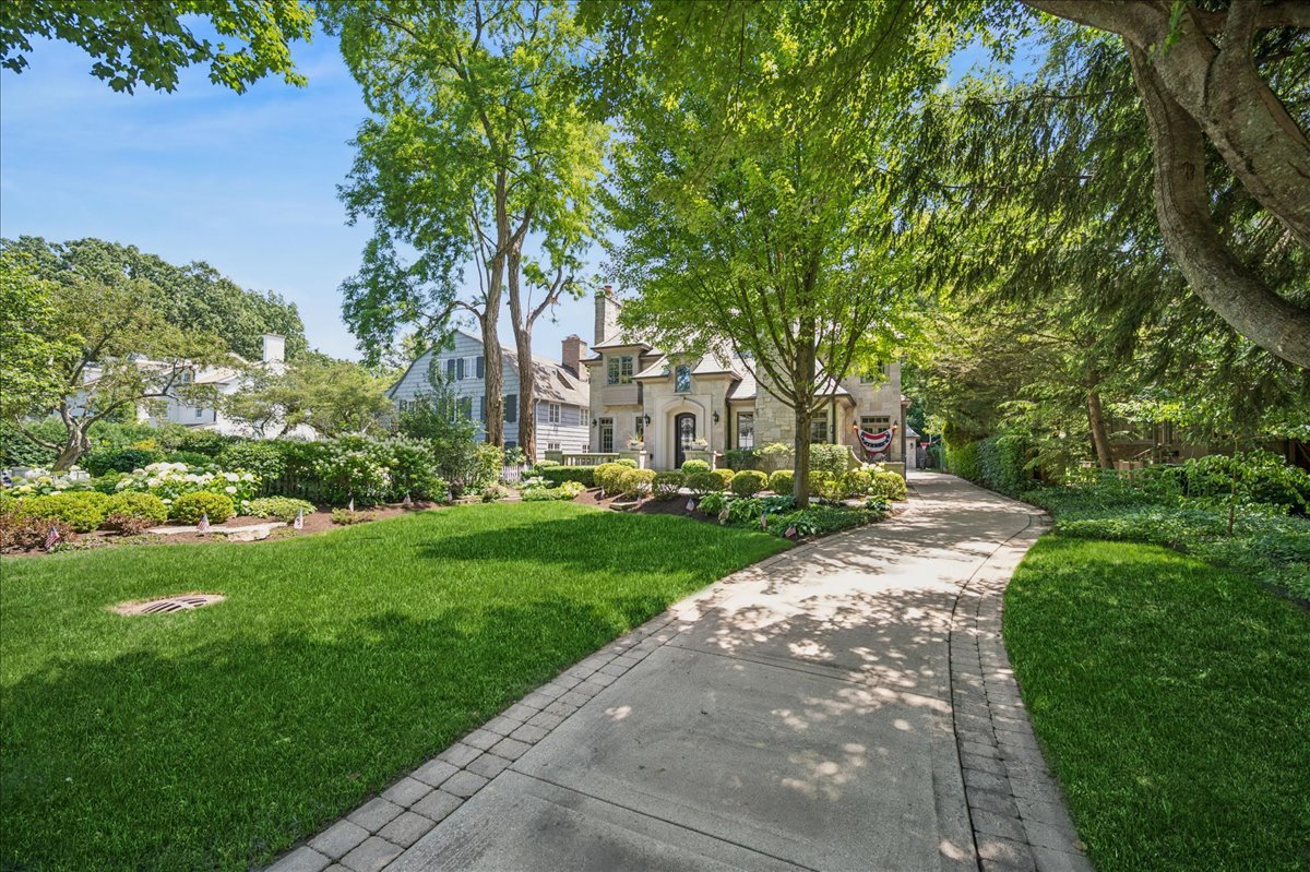 654 Pine Street Property Photo 4