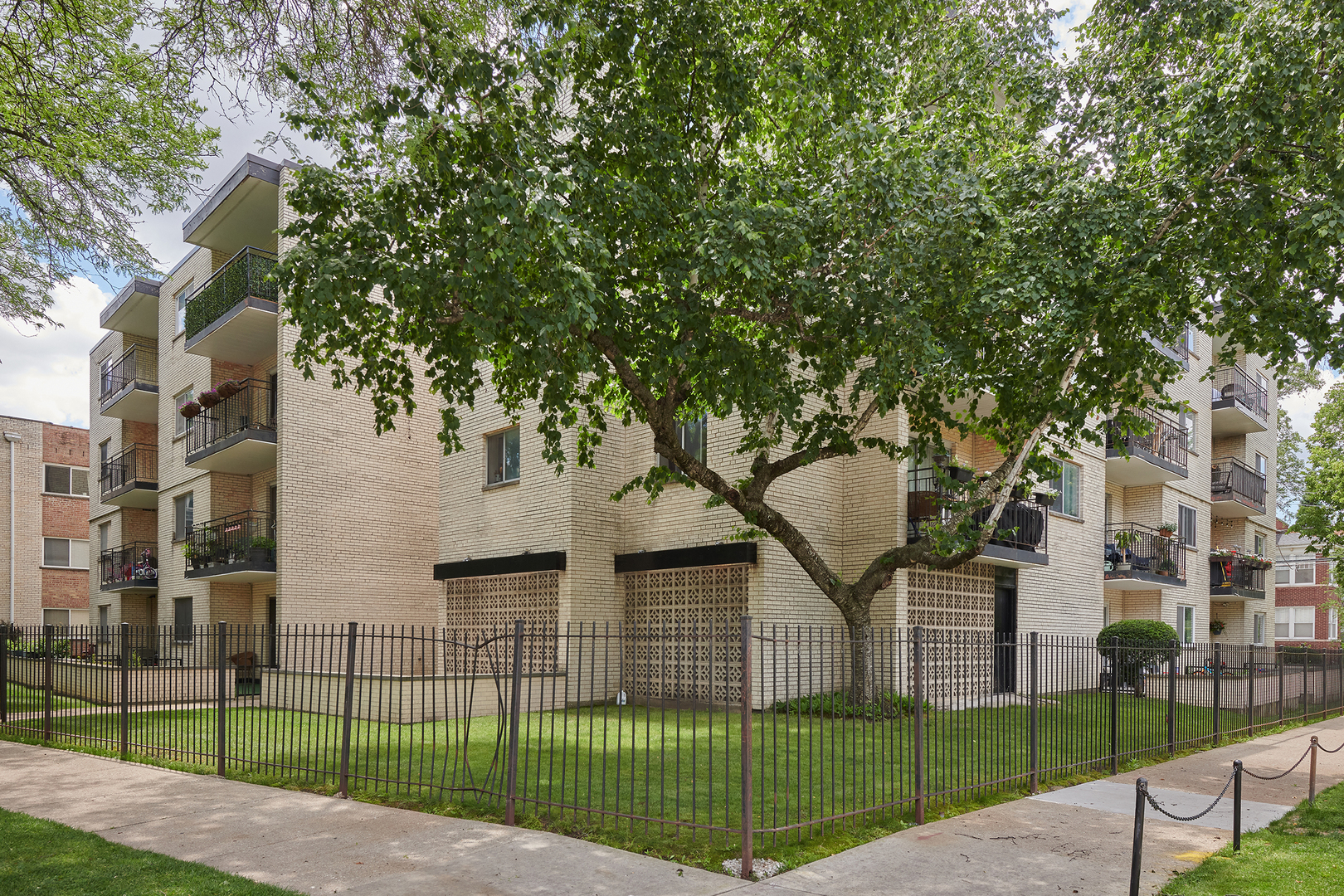 7074 N Ridge Boulevard 1e Property Photo 1