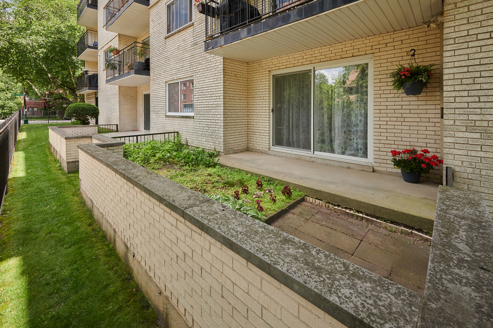 7074 N RIDGE Boulevard 1E Property Photo 1