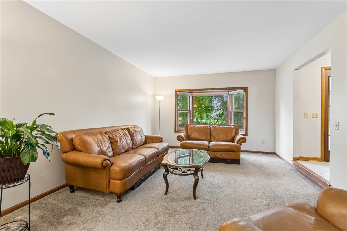 1056 Fox Valley Drive Property Photo 2