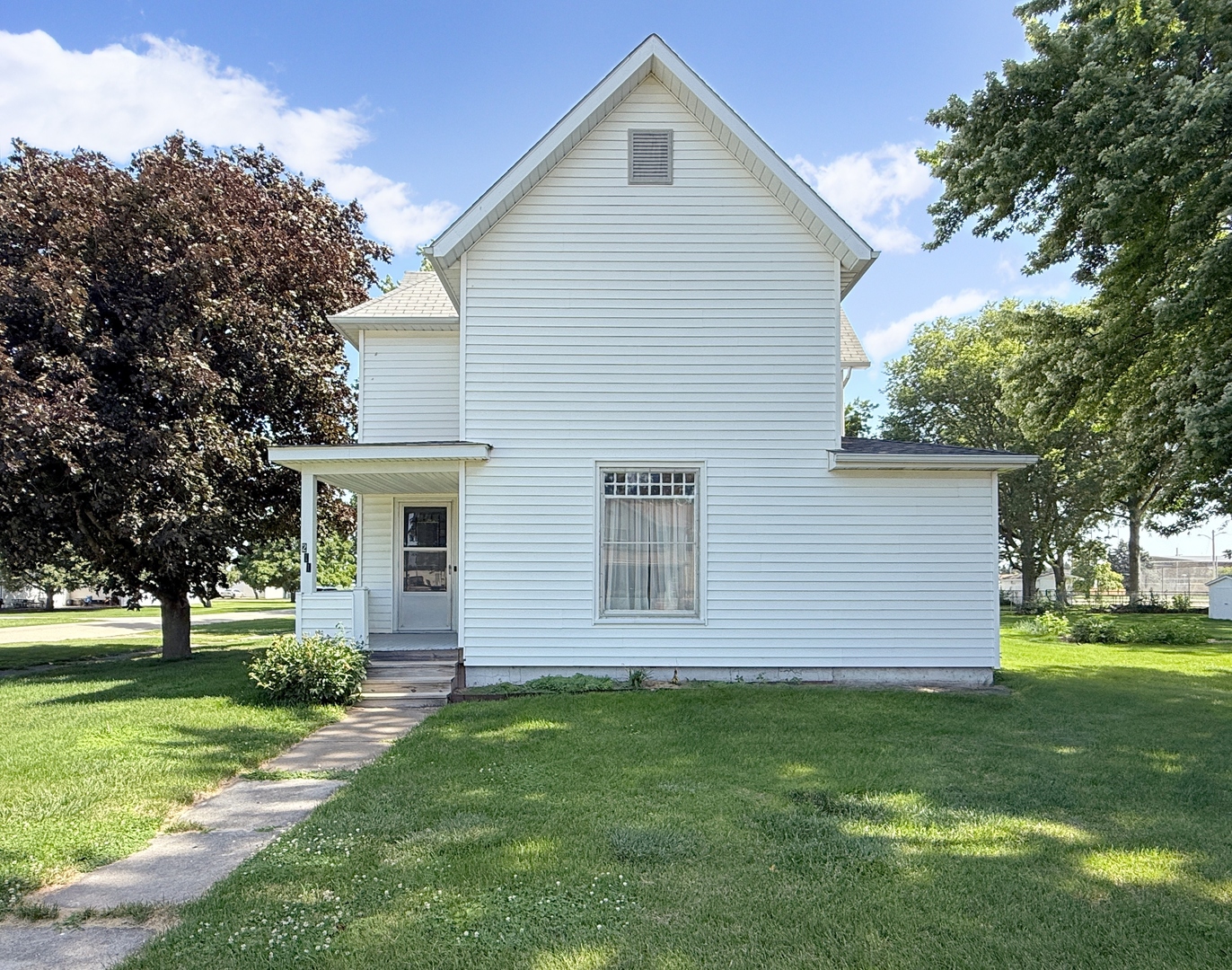 211 E 4th Avenue Property Photo 1