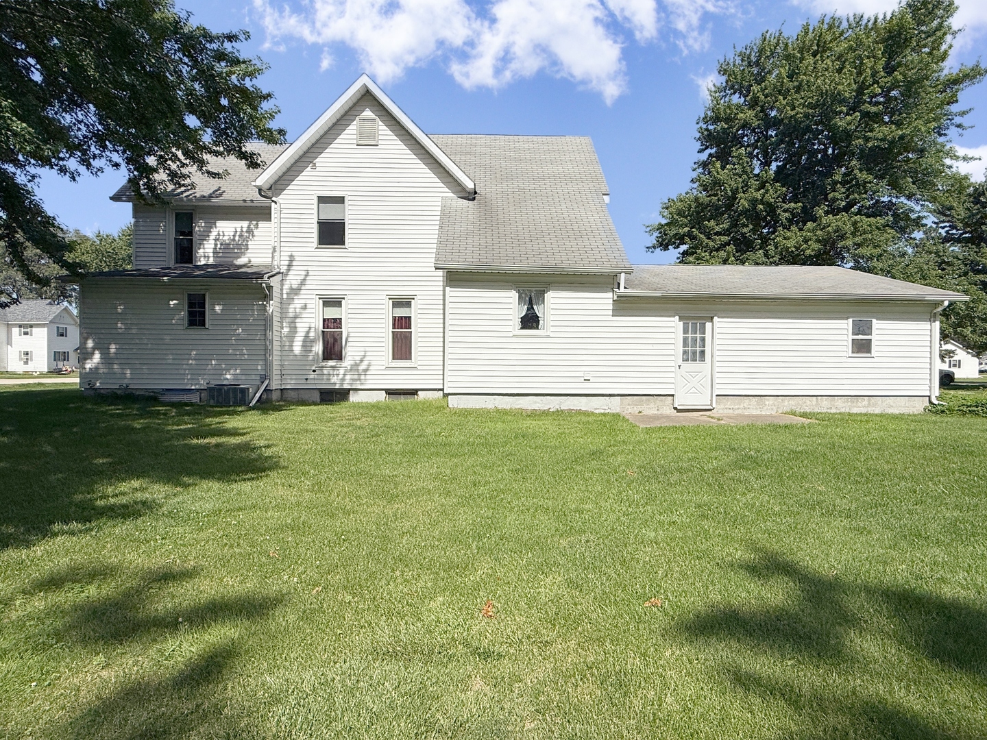 211 E 4th Avenue Property Photo 2