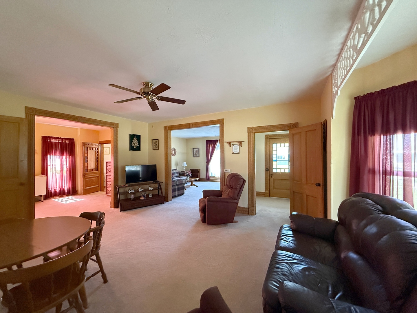 211 E 4th Avenue Property Photo 6