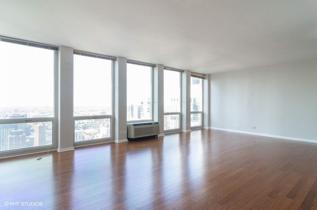 111 E Chestnut Street 52j Property Photo 2