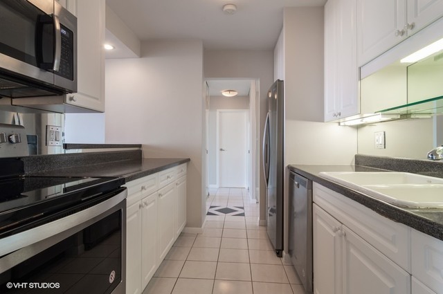 111 E Chestnut Street 52j Property Photo 5