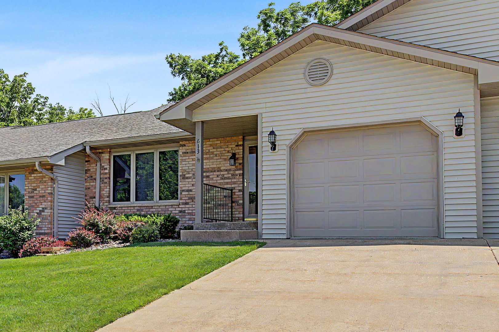 813 Shadow Bluff Drive Property Photo 1