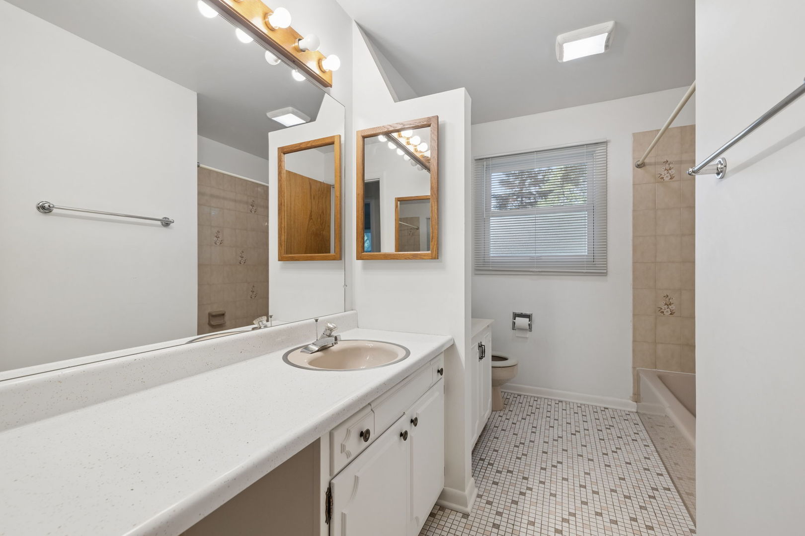 5845 Lenox Road Property Photo 7