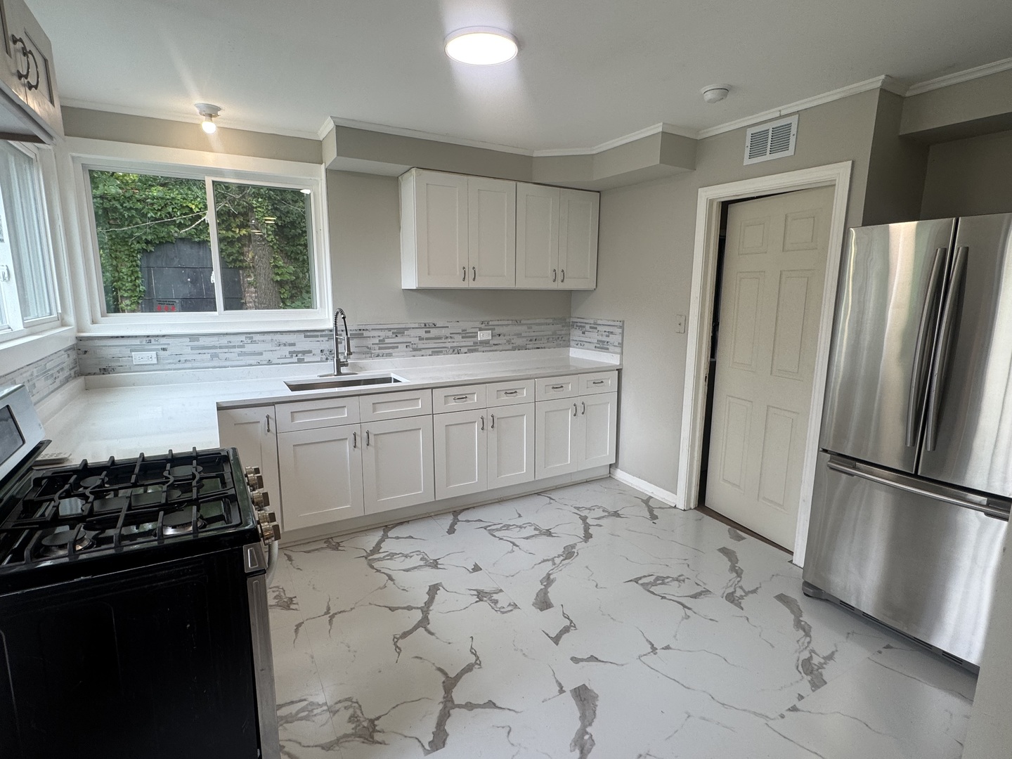 14428 University Avenue Property Photo 4