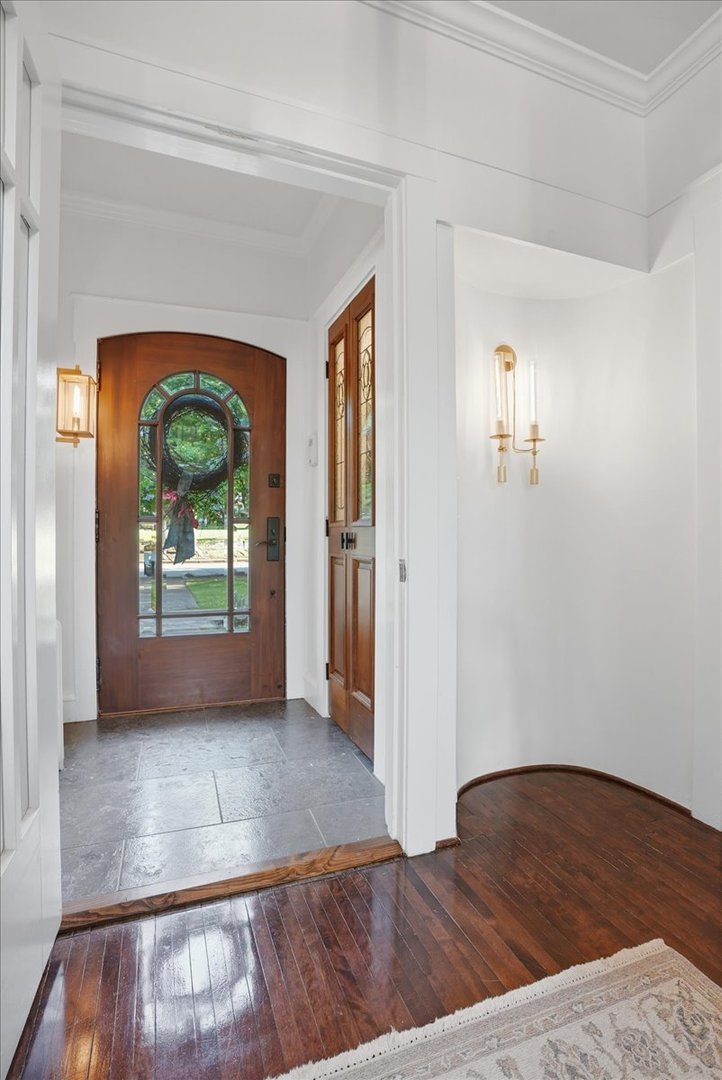 1116 E Monroe Street Property Photo 4
