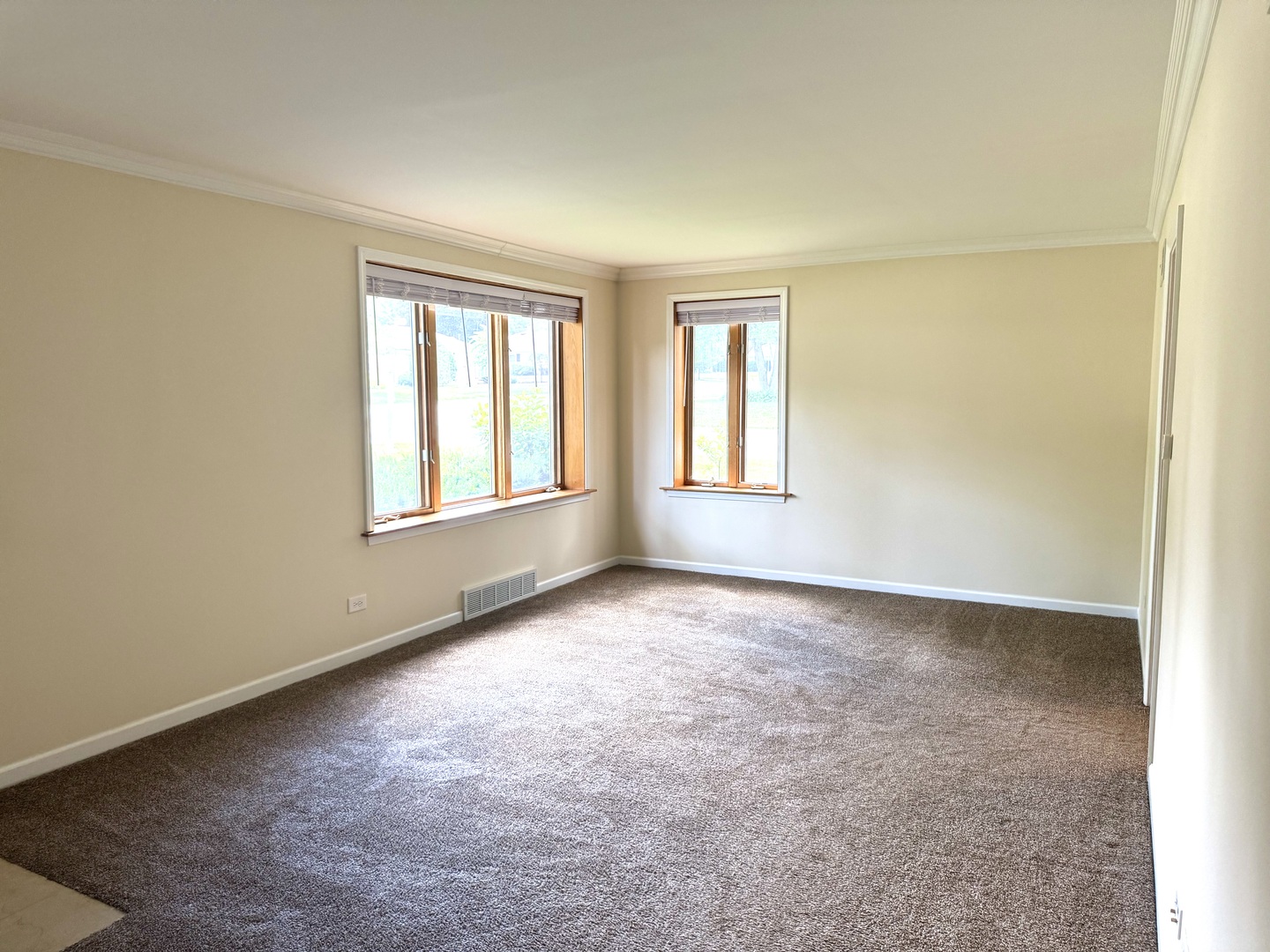 630 E Rockland Road Property Photo 7
