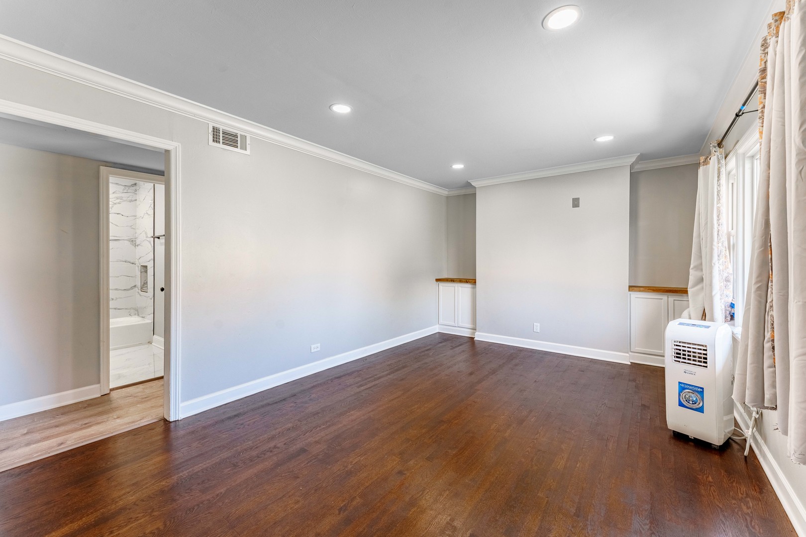 7805 Suburban Lane Property Photo 4