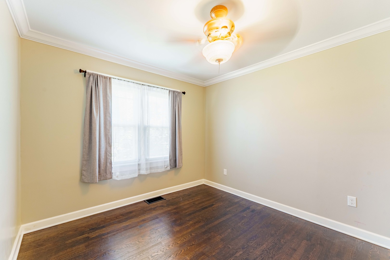 7805 Suburban Lane Property Photo 6