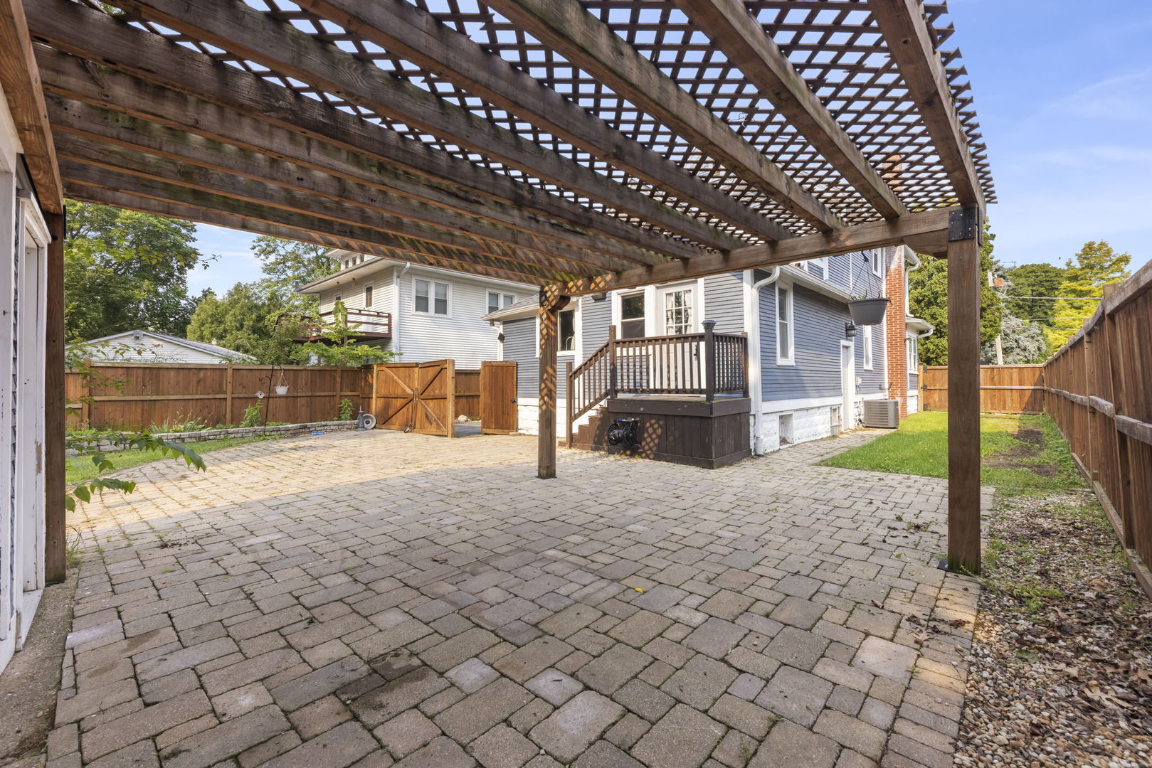 127 S River Street Property Photo 4