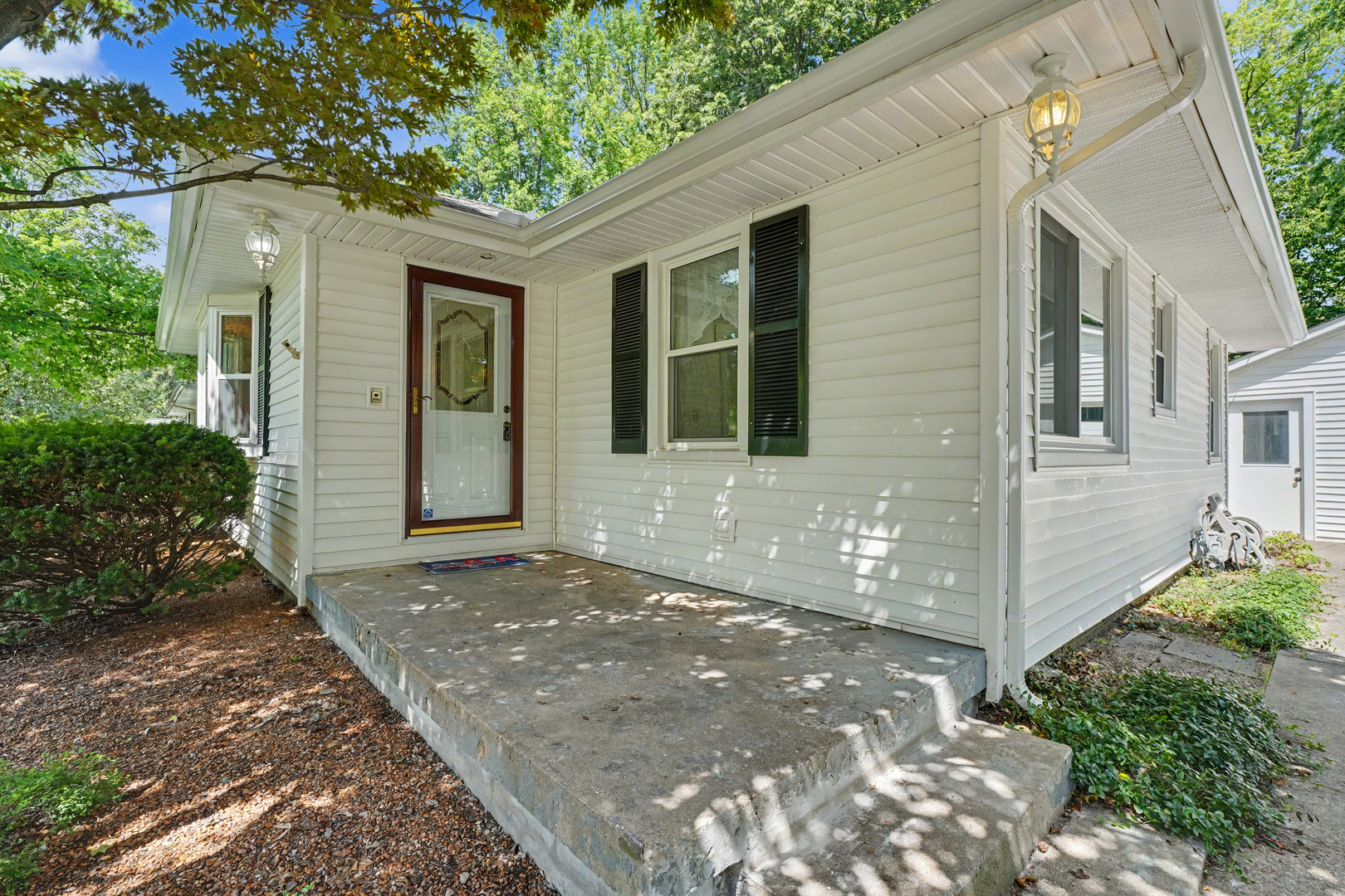 718 Dover Place Property Photo 4