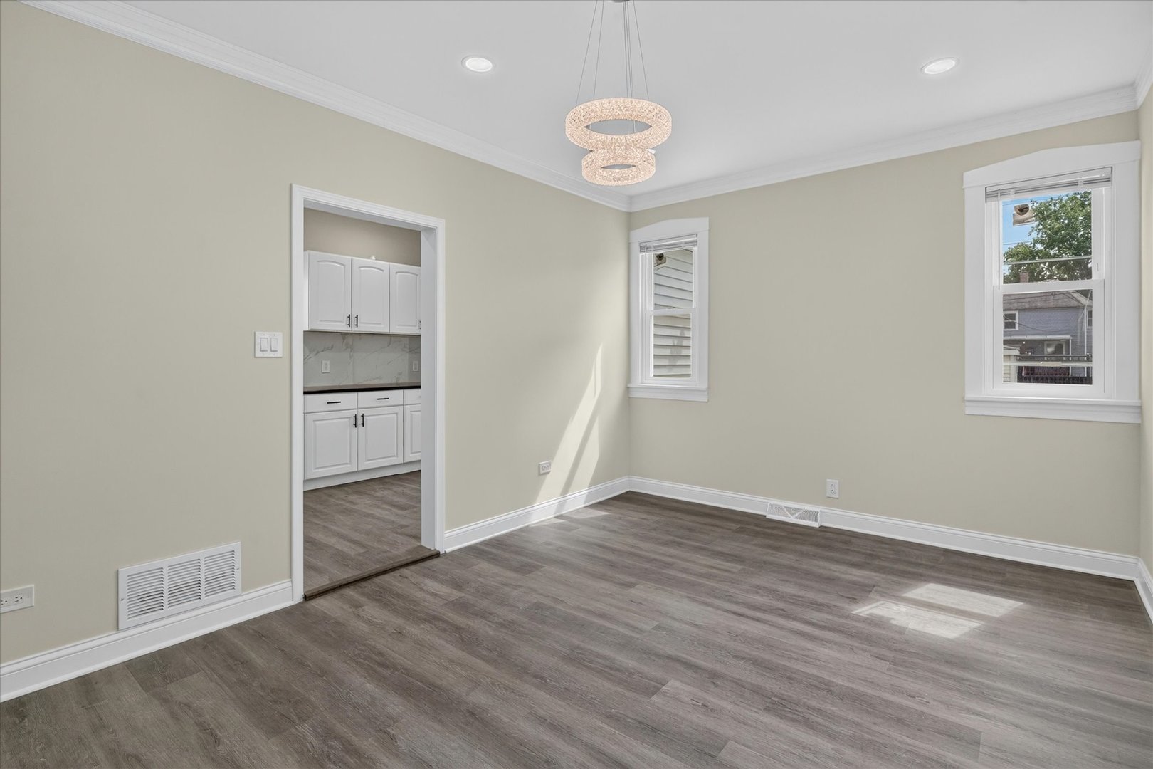 543 N Leclaire Avenue Property Photo 13