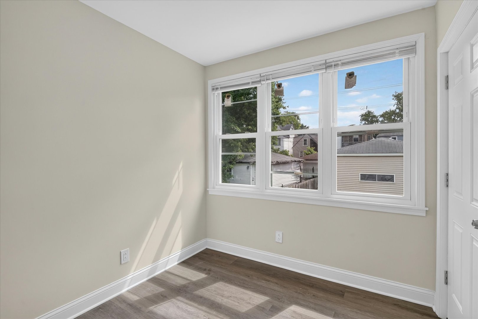 543 N Leclaire Avenue Property Photo 20