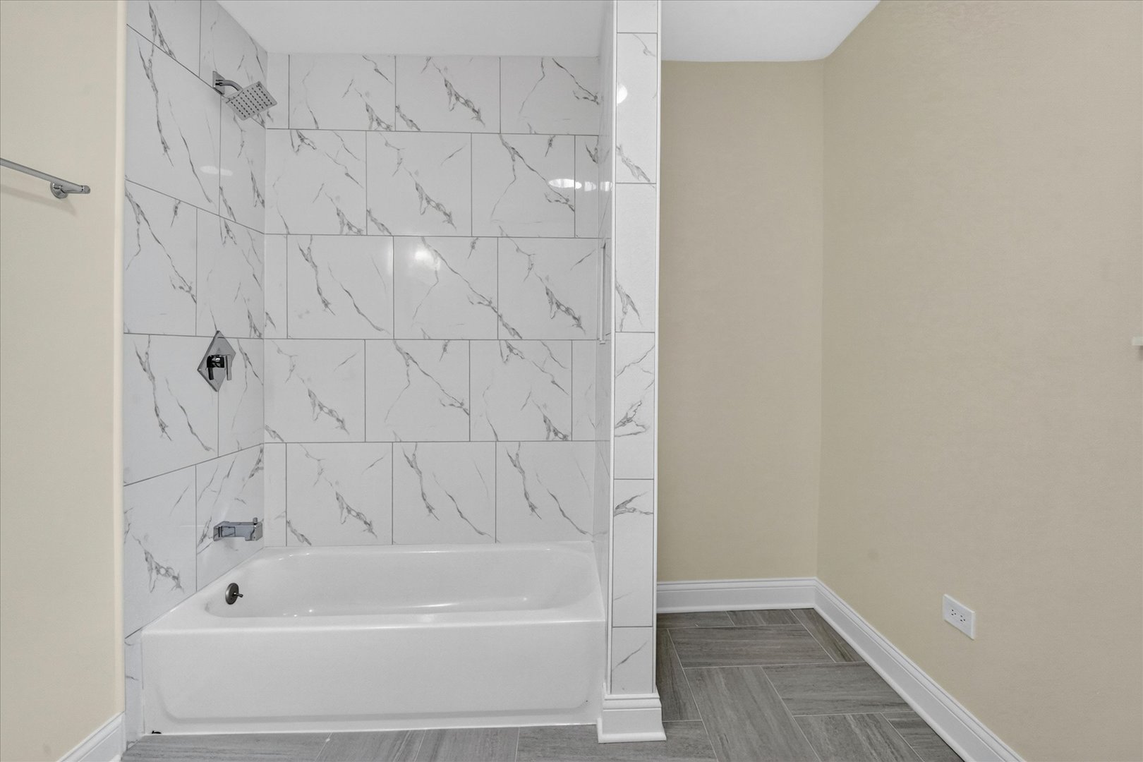 543 N Leclaire Avenue Property Photo 36