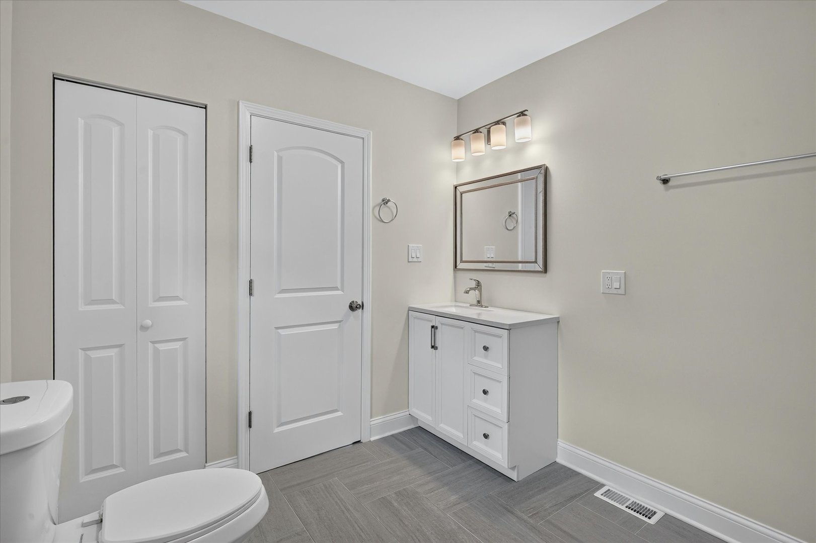 543 N Leclaire Avenue Property Photo 37