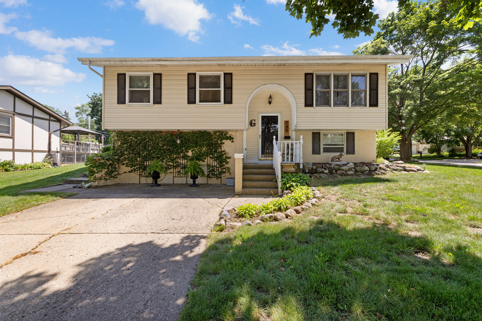 745 Sunbury Road Property Photo 1