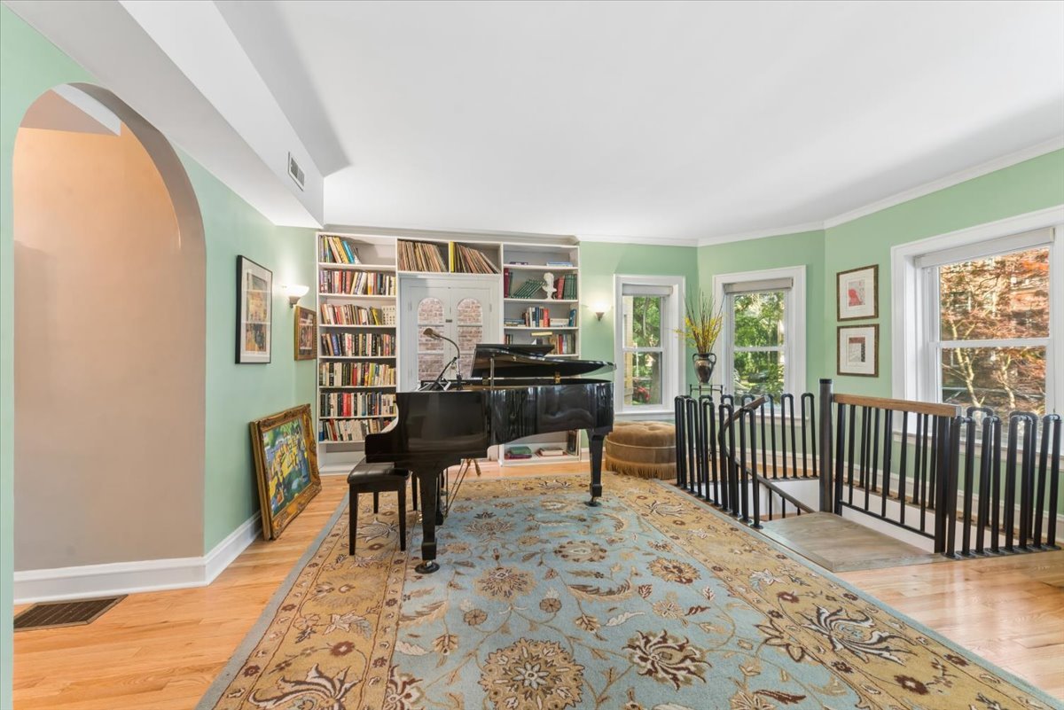 2215 W Arthur Avenue Property Photo 4