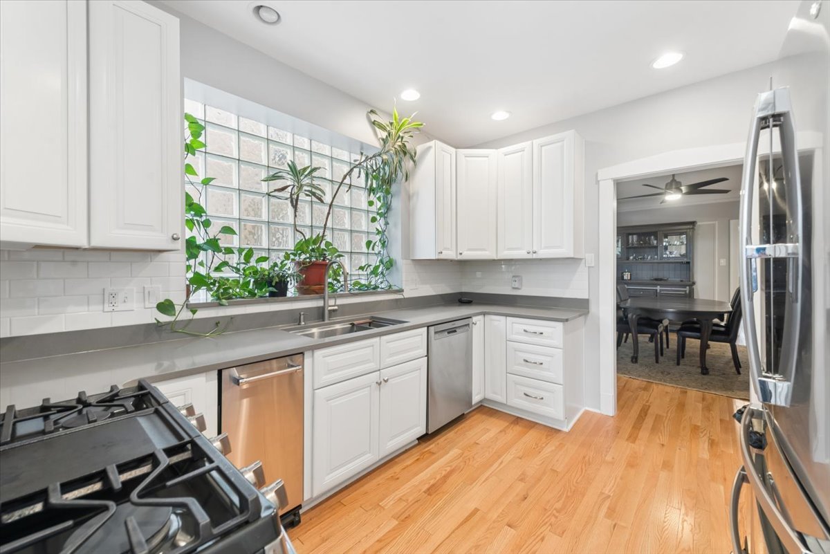 2215 W Arthur Avenue Property Photo 8