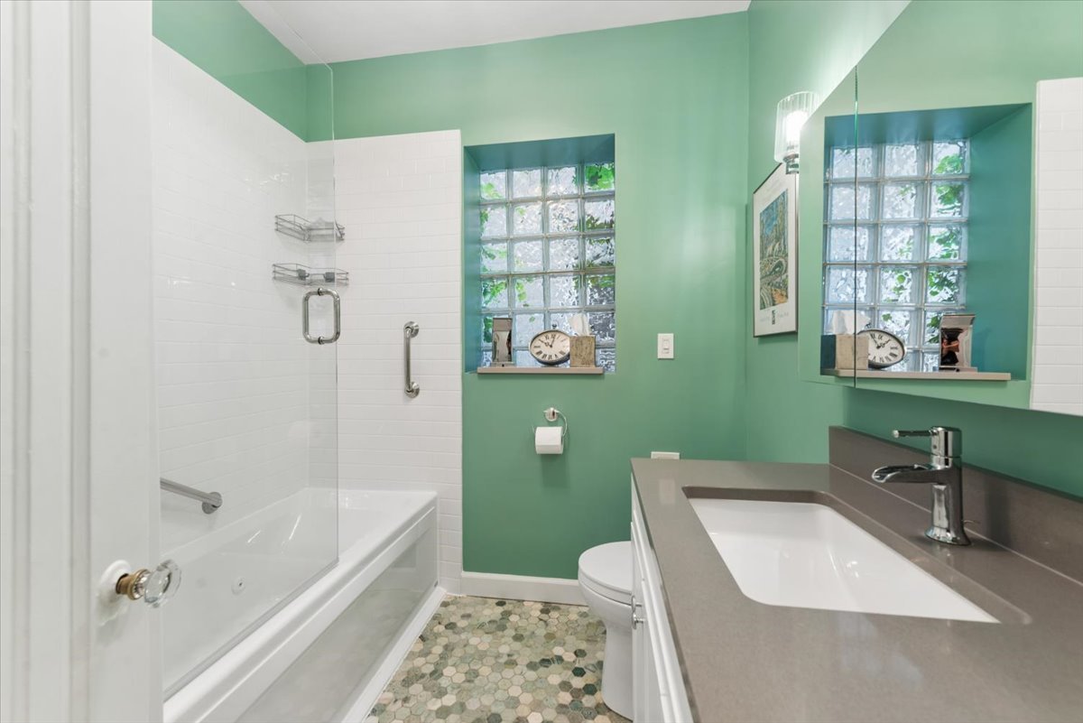 2215 W Arthur Avenue Property Photo 15