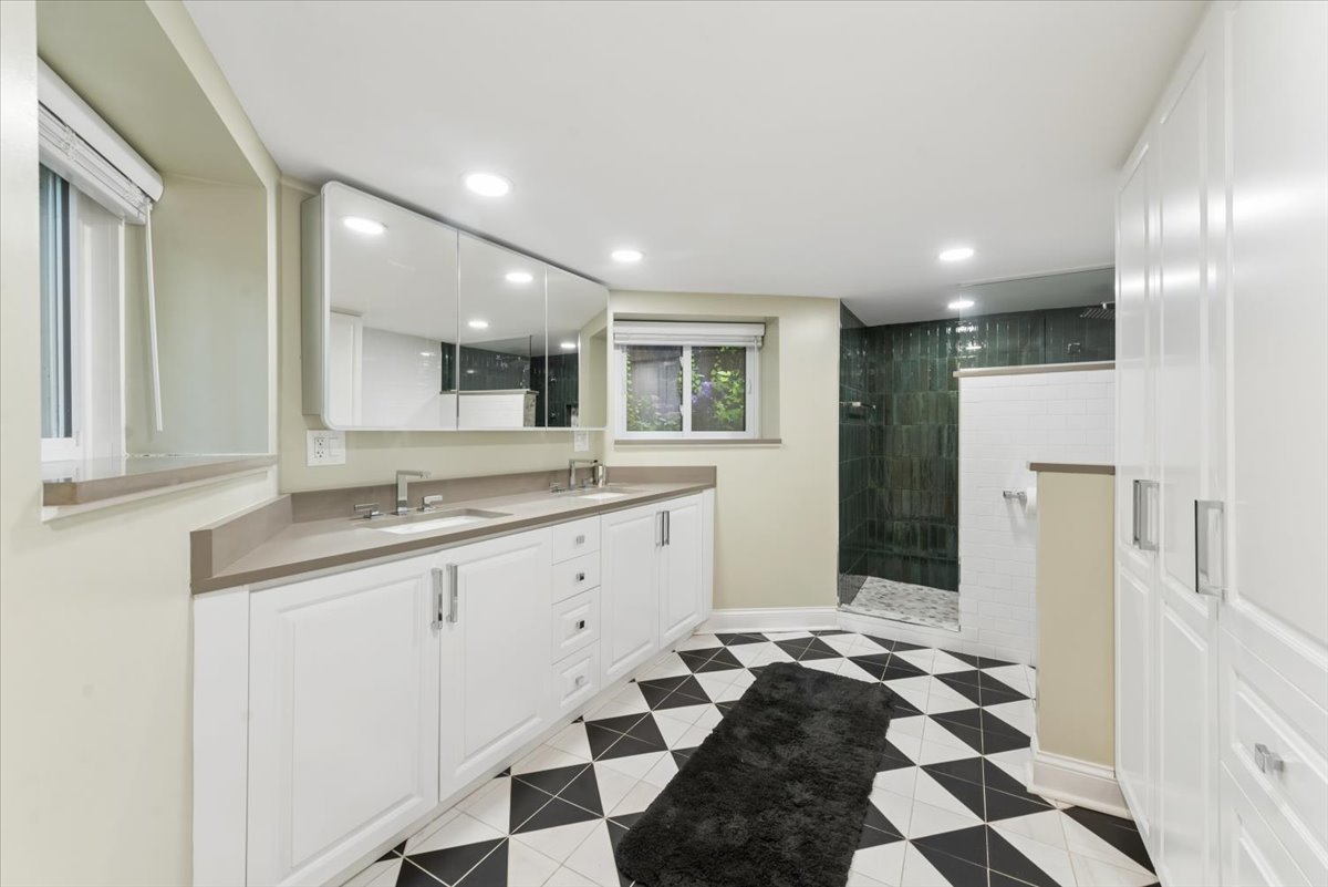 2215 W Arthur Avenue Property Photo 18