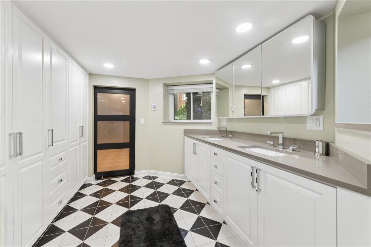 2215 W Arthur Avenue Property Photo 19