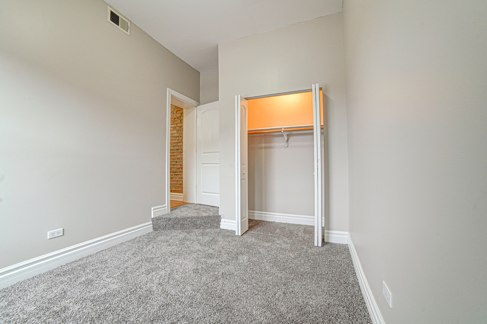4858 S Prairie Avenue 2a Property Photo 11