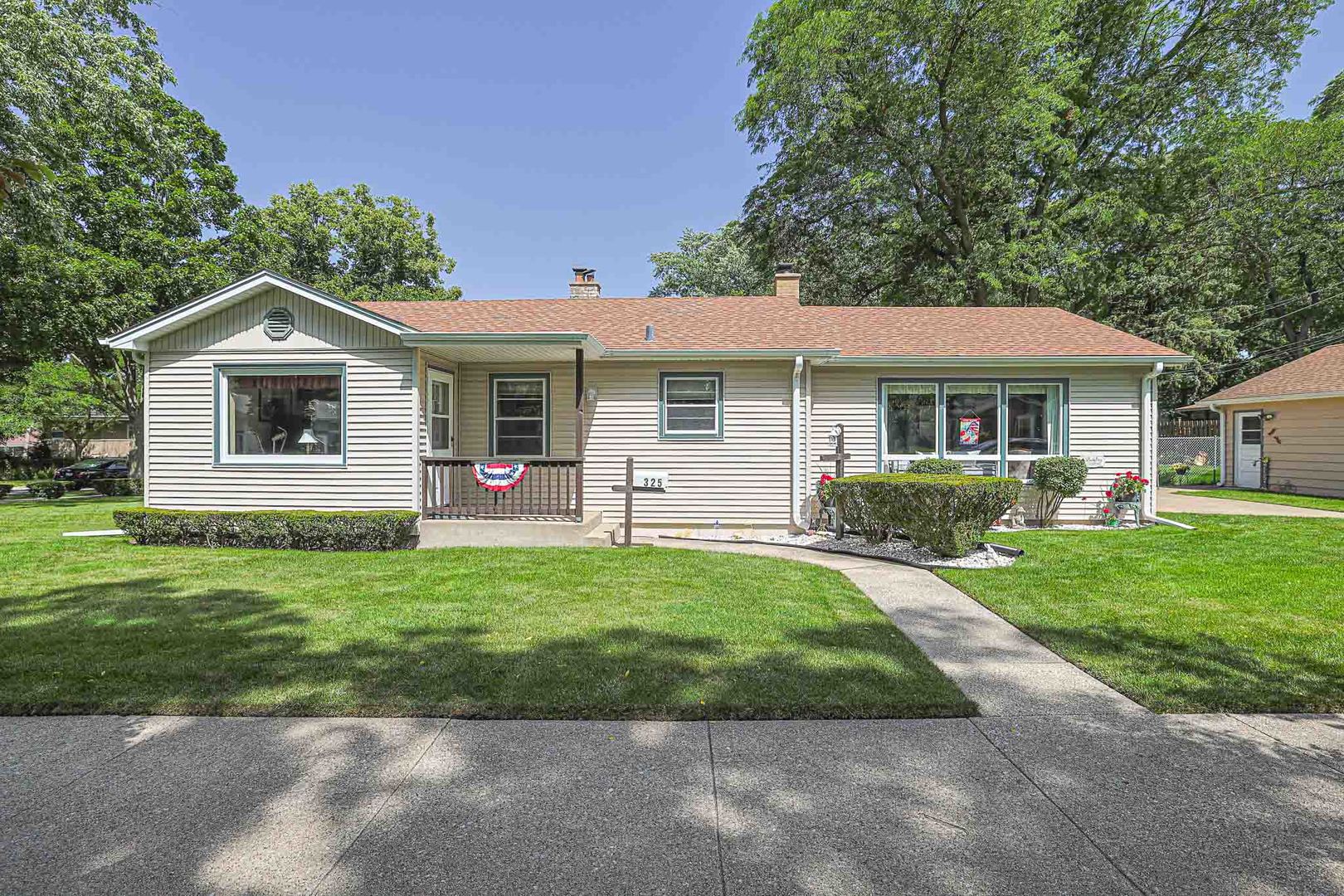 325 S Lodge Lane Property Photo 1