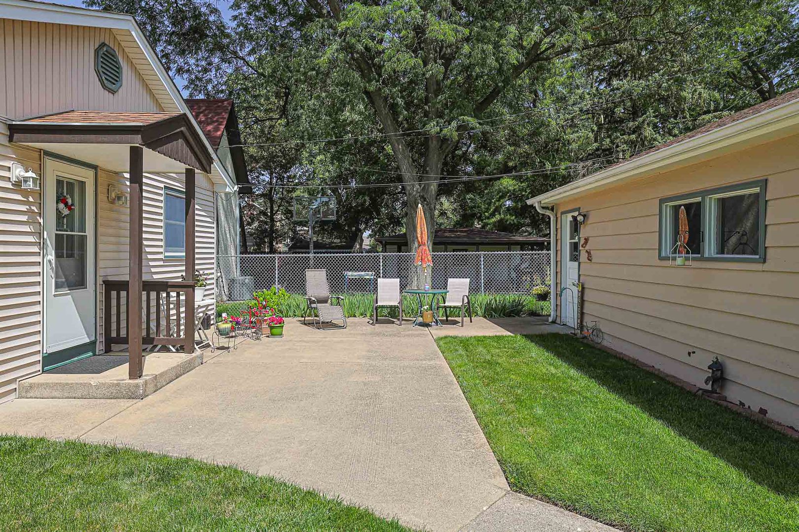 325 S Lodge Lane Property Photo 3