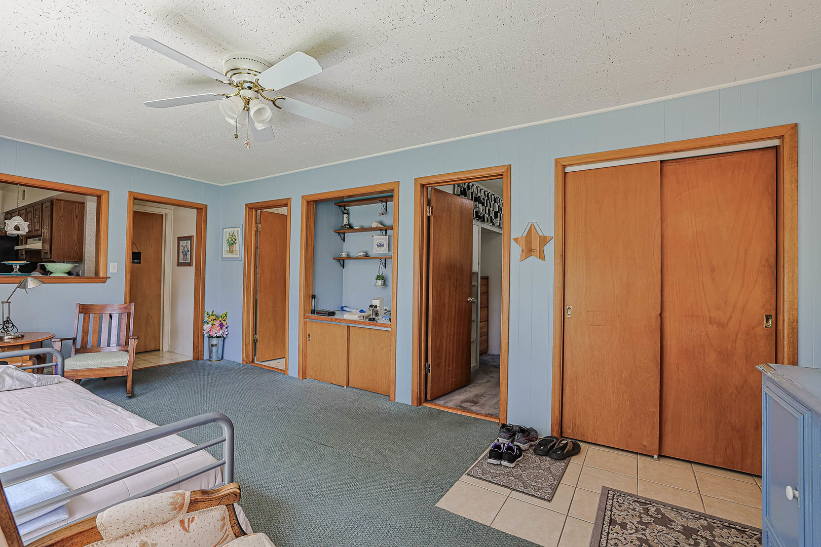 325 S Lodge Lane Property Photo 5