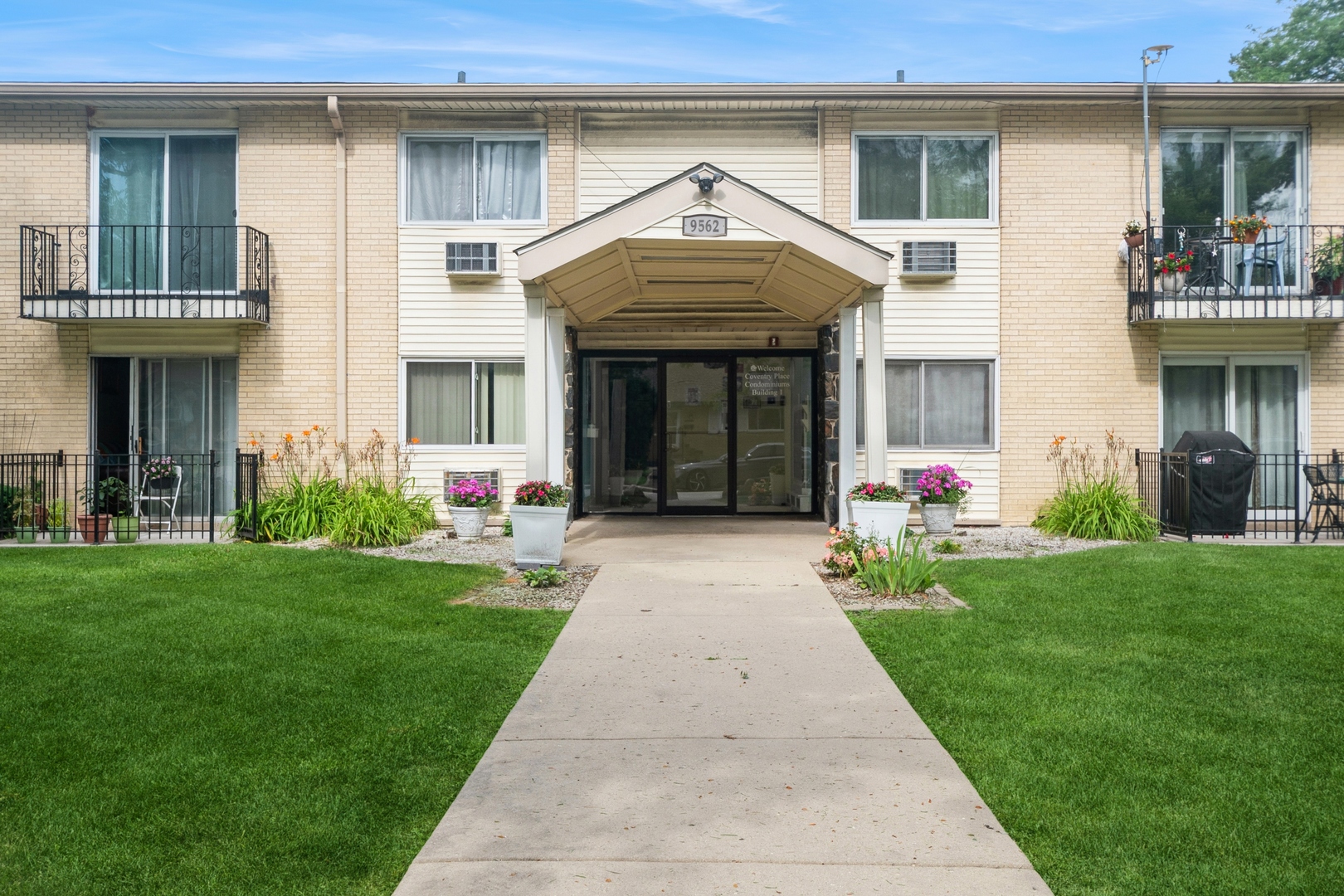 9562 PARK Lane 2I Property Photo 1