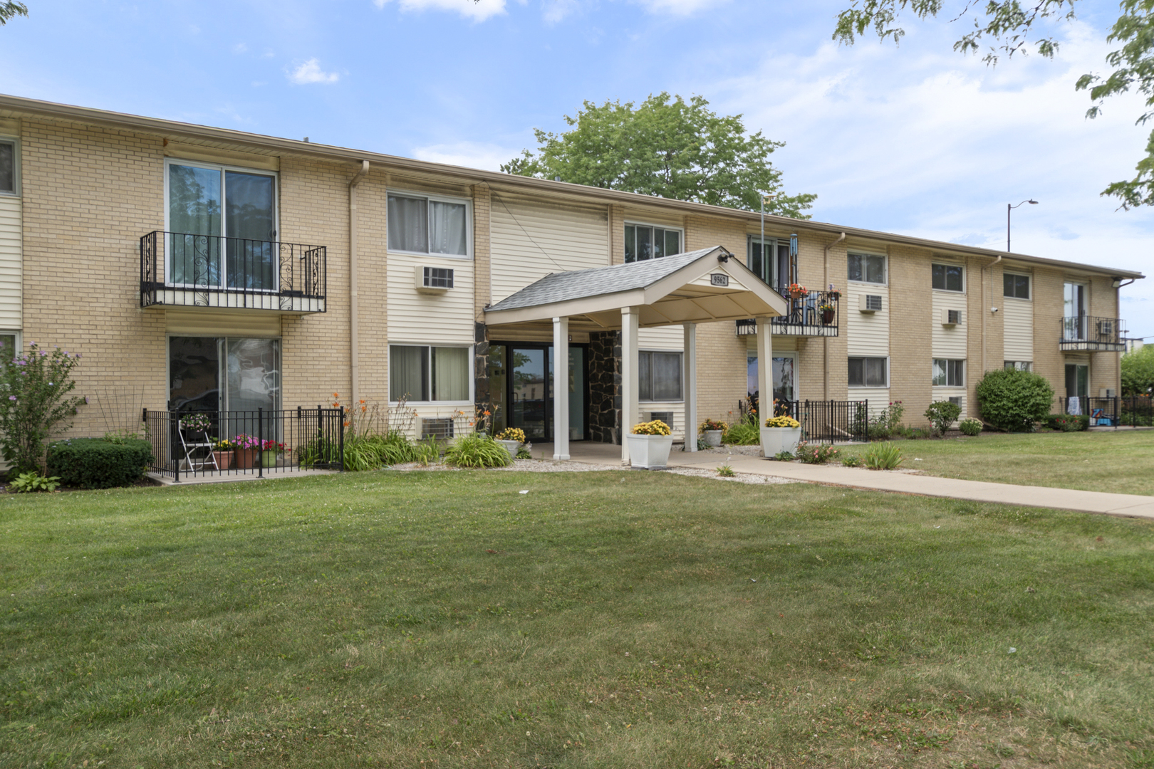 9562 Park Lane 2i Property Photo 2