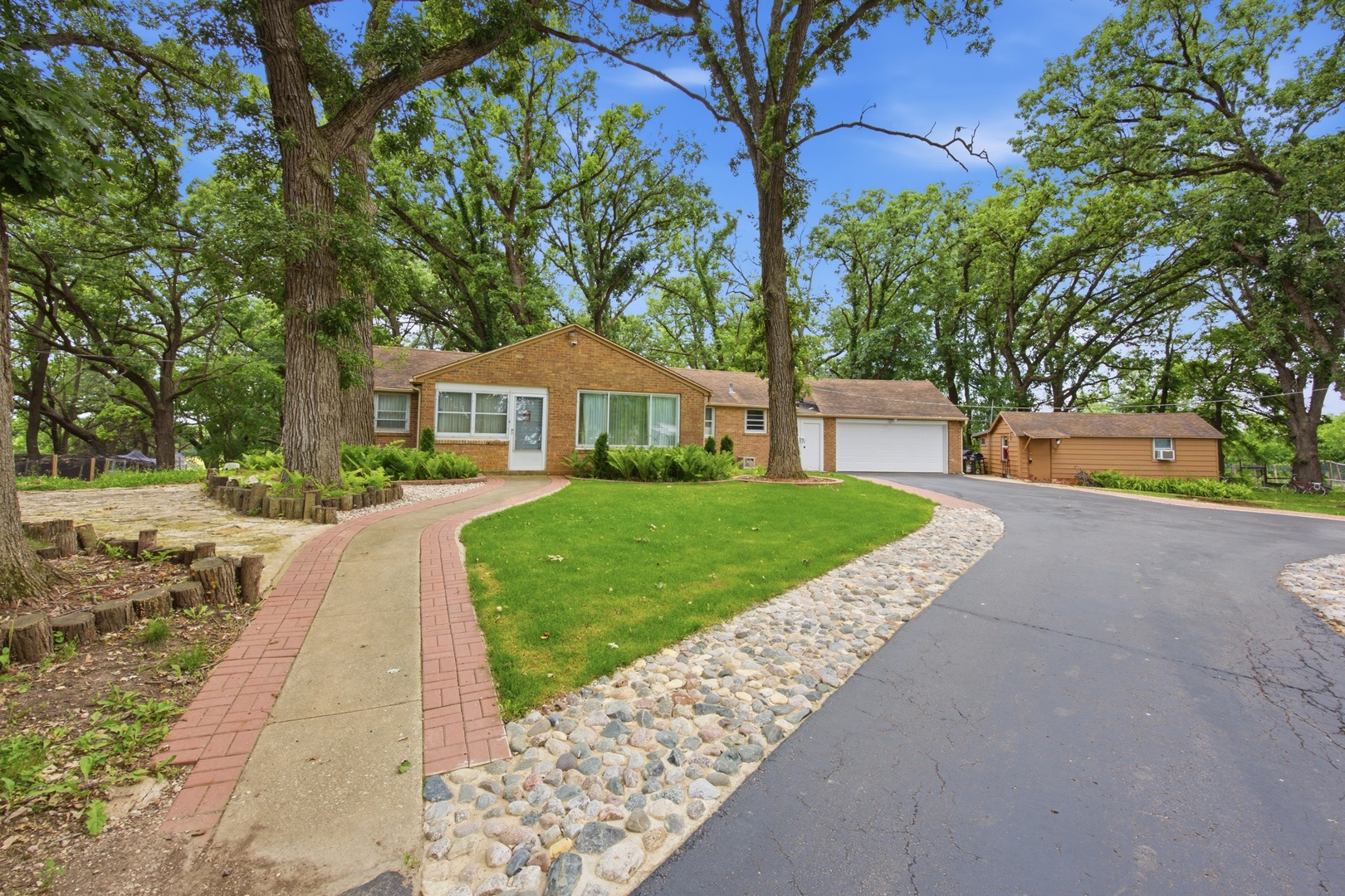 37w961 Bowes Road Property Photo 2
