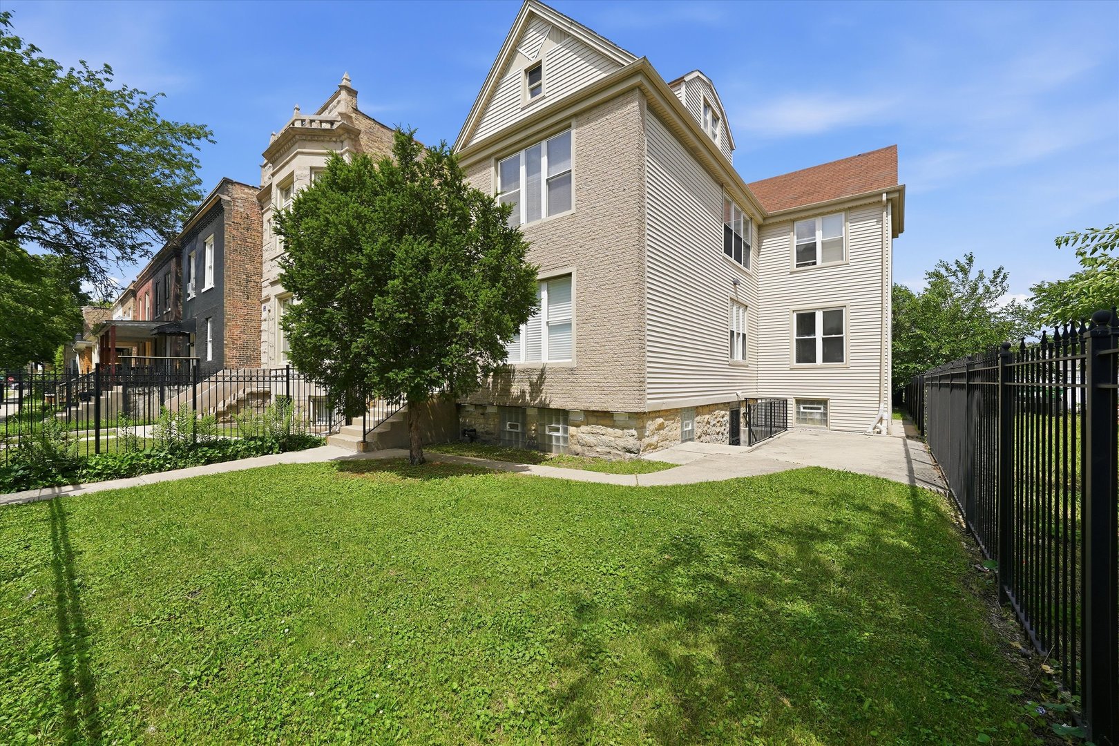 6735 S Eberhart Avenue Property Photo 3