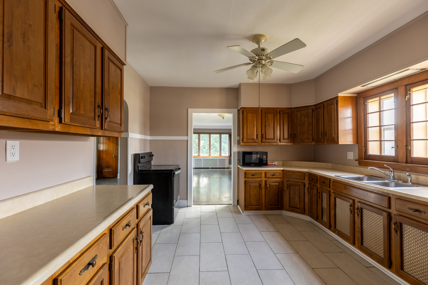 2246 Clinton Avenue Property Photo 3