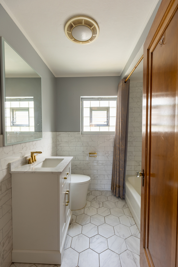 2246 Clinton Avenue Property Photo 11